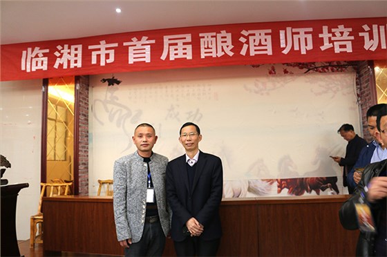 雅大科技董事長與學(xué)員合影 雅大科技董事長與學(xué)員合影