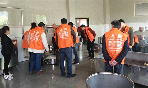 五一雅大釀酒設備廠教您現(xiàn)場做酒 五一雅大釀酒設備廠教您現(xiàn)場做酒