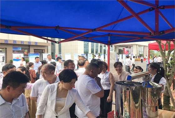 ▲參展觀眾正在參觀雅大釀酒設(shè)備及酒曲 ▲參展觀眾正在參觀雅大釀酒設(shè)備及酒曲