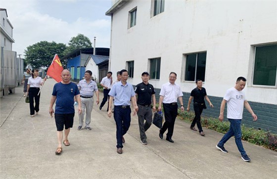 酒業(yè)協(xié)會(huì)成員參觀雅大科技廠區(qū) 酒業(yè)協(xié)會(huì)成員參觀雅大科技廠區(qū)