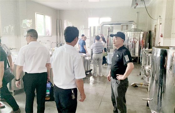 酒業(yè)協(xié)會(huì)成員參觀雅大科技釀酒廠 酒業(yè)協(xié)會(huì)成員參觀雅大科技釀酒廠