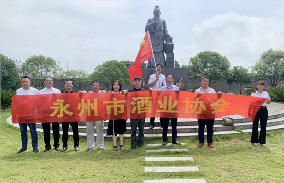 到會(huì)黨員在雅大釀酒文化廣場(chǎng)合影留戀 到會(huì)黨員在雅大釀酒文化廣場(chǎng)合影留戀