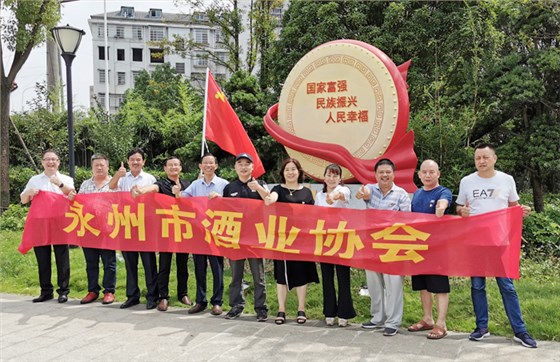 黨員們參觀樟樹(shù)腳黨建文化主題公園 黨員們參觀樟樹(shù)腳黨建文化主題公園