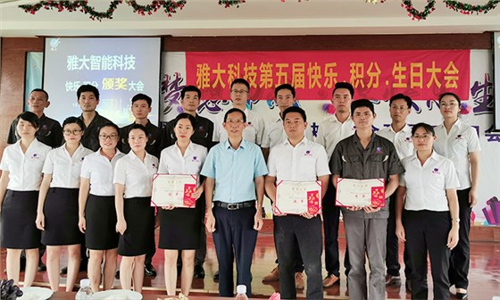 晨會(huì)PK賽獲獎(jiǎng)人員合影 晨會(huì)PK賽獲獎(jiǎng)人員合影
