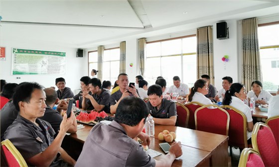 員工們放下緊張的工作相互交流增進(jìn)感情 員工們放下緊張的工作相互交流增進(jìn)感情