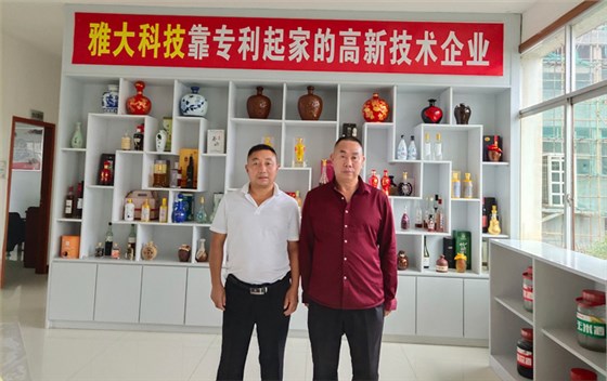 袁總一行人在雅大考察大型釀酒設(shè)備 袁總一行人在雅大考察大型釀酒設(shè)備