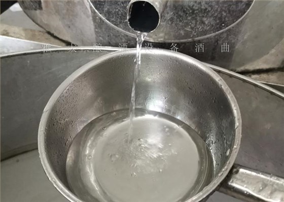 白酒生產(chǎn)設(shè)備釀造的散裝純糧酒糟味太重，怎么辦？ 5