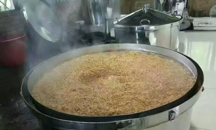 為什么用白酒設(shè)備做固態(tài)玉米酒出酒率低？產(chǎn)蒸汽量