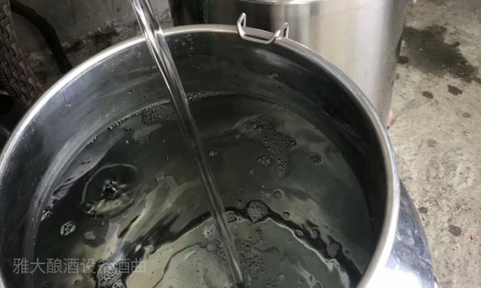 通過(guò)酒花來(lái)判斷白酒度數(shù)的冷知識(shí)——“看花量度”-01 通過(guò)酒花來(lái)判斷白酒度數(shù)的冷知識(shí)——“看花量度”-01
