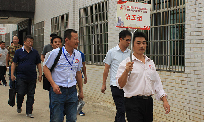 李軍借助雅大釀酒設(shè)備 1年內(nèi)就供不應(yīng)求 并成功拿到酒類(lèi)生產(chǎn)許可證-04-李軍參加培訓(xùn)會(huì)參觀酒廠(chǎng) 李軍借助雅大釀酒設(shè)備 1年內(nèi)就供不應(yīng)求 并成功拿到酒類(lèi)生產(chǎn)許可證-04-李軍參加培訓(xùn)會(huì)參觀酒廠(chǎng)