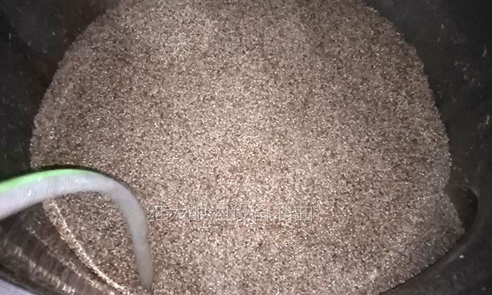 27-白酒釀酒設(shè)備蒸糧過程-加燜水 27-白酒釀酒設(shè)備蒸糧過程-加燜水