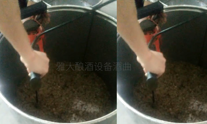 雅大糧食釀酒設(shè)備廠家釀酒師制作菊芋酒 雅大糧食釀酒設(shè)備廠家釀酒師制作菊芋酒