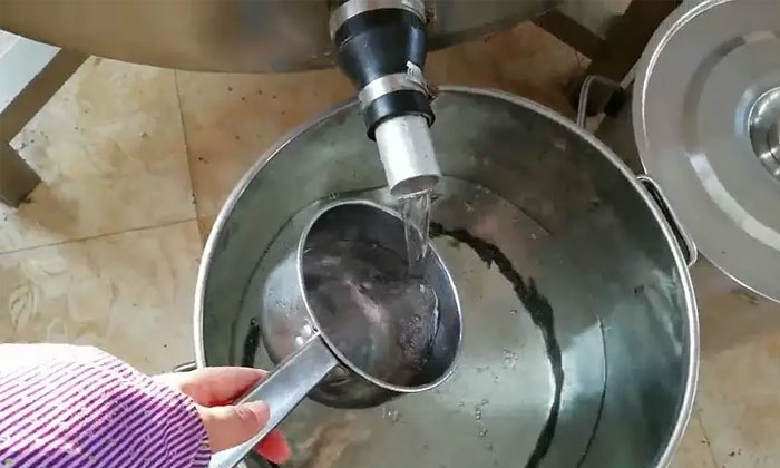 用小型白酒釀酒設(shè)備蒸餾時(shí)分段接酒 用小型白酒釀酒設(shè)備蒸餾時(shí)分段接酒