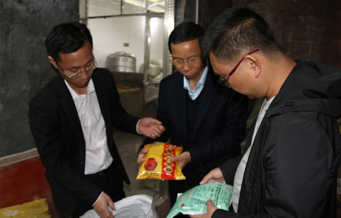 中國勁酒技術(shù)團(tuán)隊(duì)造訪雅大公司19 中國勁酒技術(shù)團(tuán)隊(duì)造訪雅大公司19