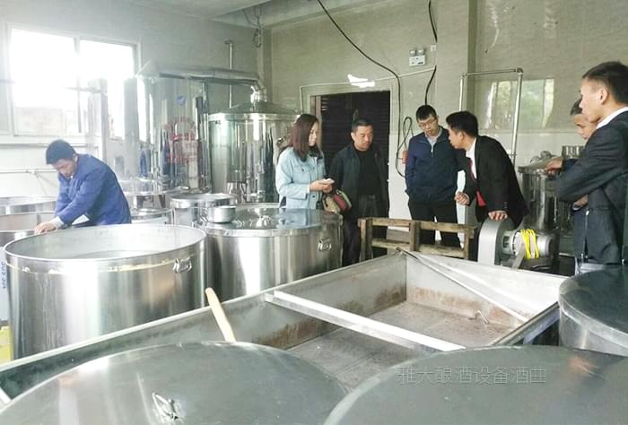 來(lái)雅大釀酒設(shè)備廠實(shí)地考察2 來(lái)雅大釀酒設(shè)備廠實(shí)地考察2
