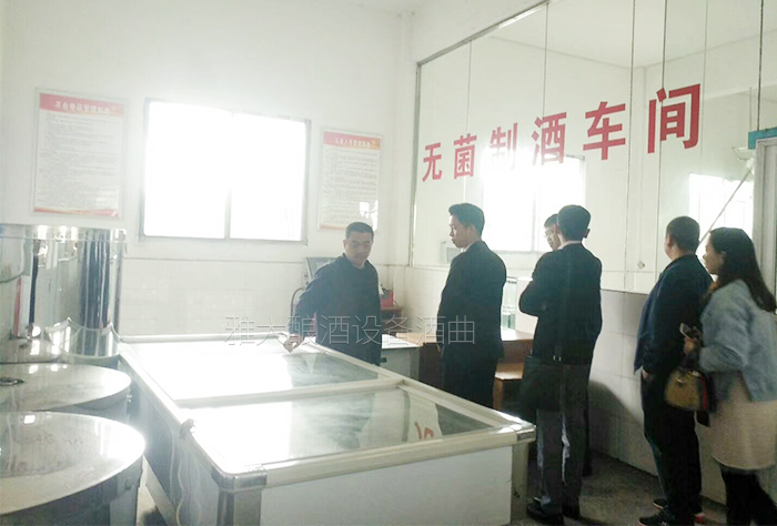 來(lái)雅大釀酒設(shè)備廠實(shí)地考察3 來(lái)雅大釀酒設(shè)備廠實(shí)地考察3