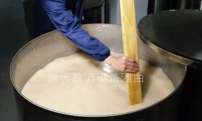 用生料釀酒設備做生料時，怎樣處理原料出酒率才高？