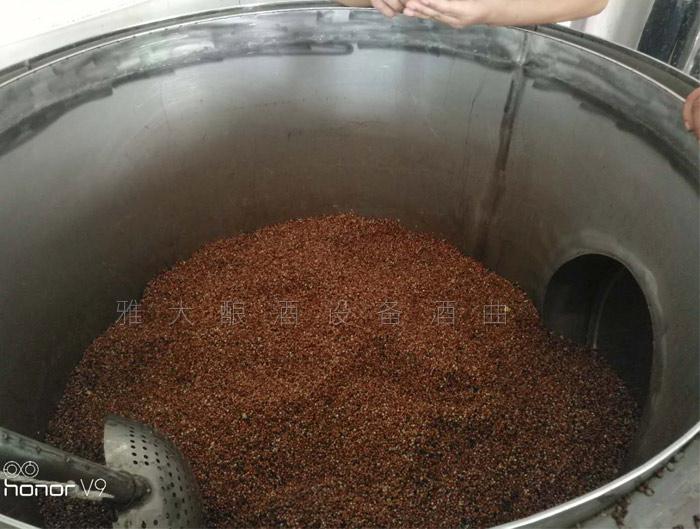 傳統(tǒng)釀酒人迷戀手工釀酒40年換小型釀酒設備藝更精 3 傳統(tǒng)釀酒人迷戀手工釀酒40年換小型釀酒設備藝更精 3