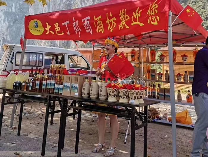 “新型釀酒設(shè)備移動小酒坊”撬動“大就業(yè)” 02 “新型釀酒設(shè)備移動小酒坊”撬動“大就業(yè)” 02
