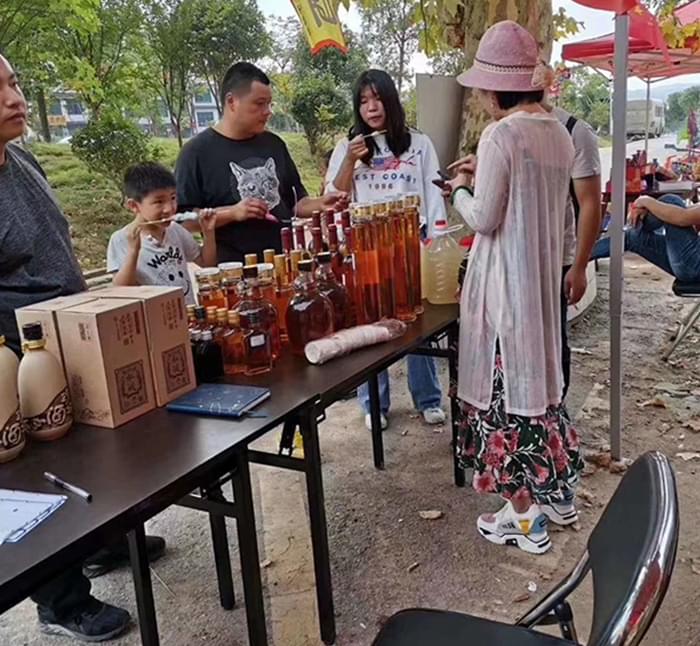 “新型釀酒設(shè)備移動小酒坊”撬動“大就業(yè)” 05 “新型釀酒設(shè)備移動小酒坊”撬動“大就業(yè)” 05