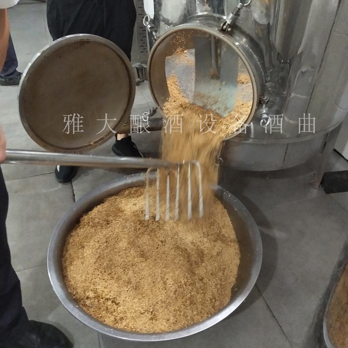 用蒸餾釀酒設(shè)備做固態(tài)高粱酒要加稻殼嗎，兩者口感有什么不同？ 4