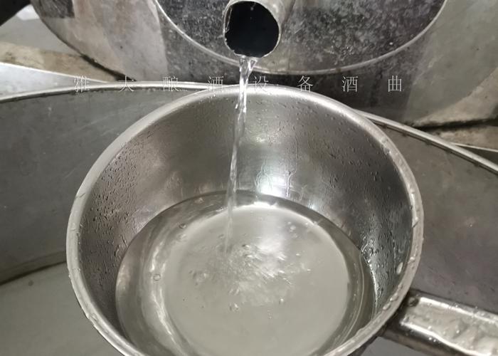 白酒生產(chǎn)設(shè)備釀造的散裝純糧酒糟味太重，怎么辦？ 5