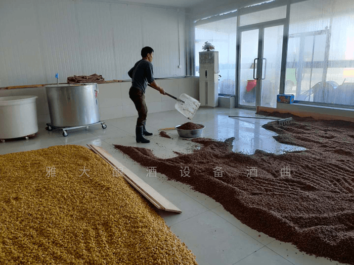 民間釀酒師正在用雅大白酒設(shè)備做高粱酒 民間釀酒師正在用雅大白酒設(shè)備做高粱酒