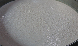 用釀酒生產(chǎn)設(shè)備做酒，并不是所有原料都適合固態(tài)發(fā)酵