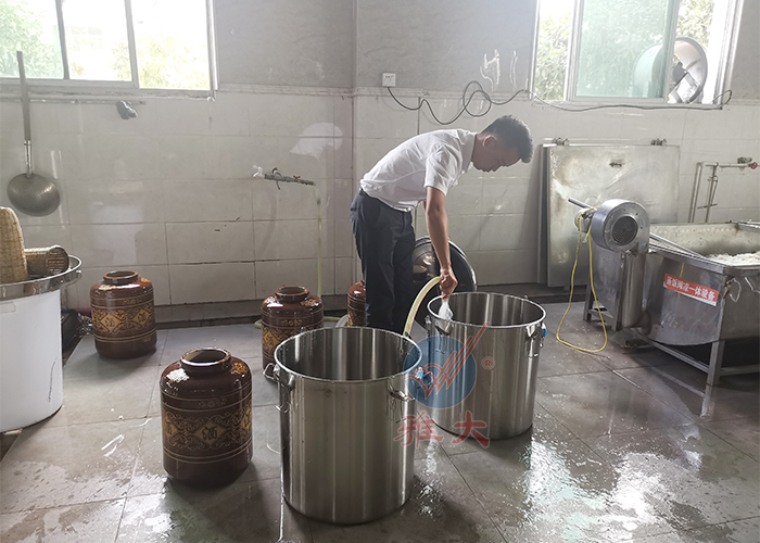 對釀酒工具、容器進(jìn)行清潔、消毒